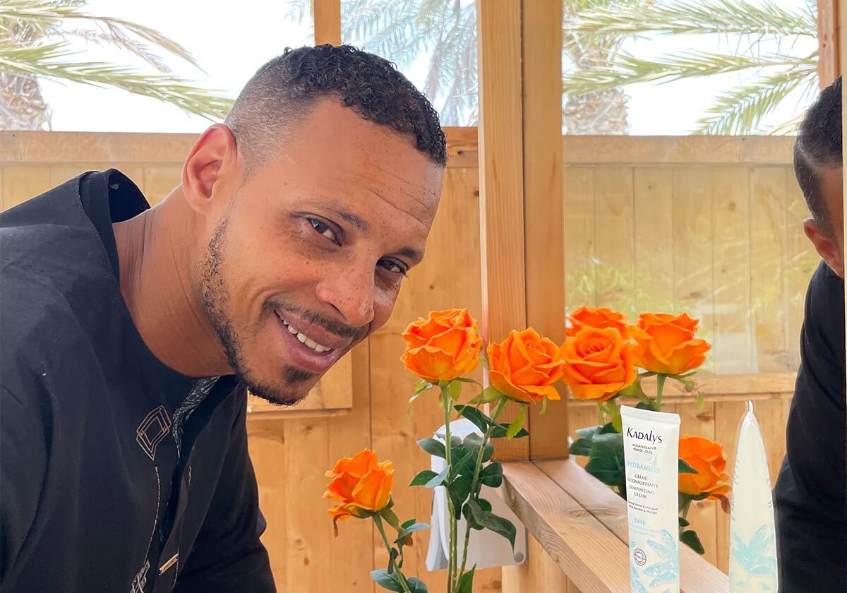 Man standing in bathroom with Kadalys lotion on shelf