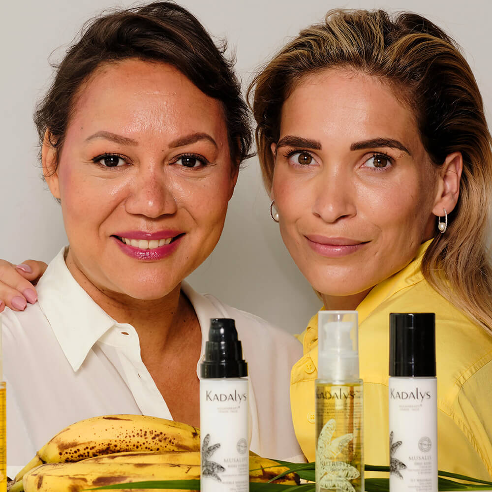 Kadalys founder Shirley Billot and an influencer standing in front of Kadalys products